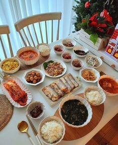 맛있게-차려진-진수성찬-식탁
