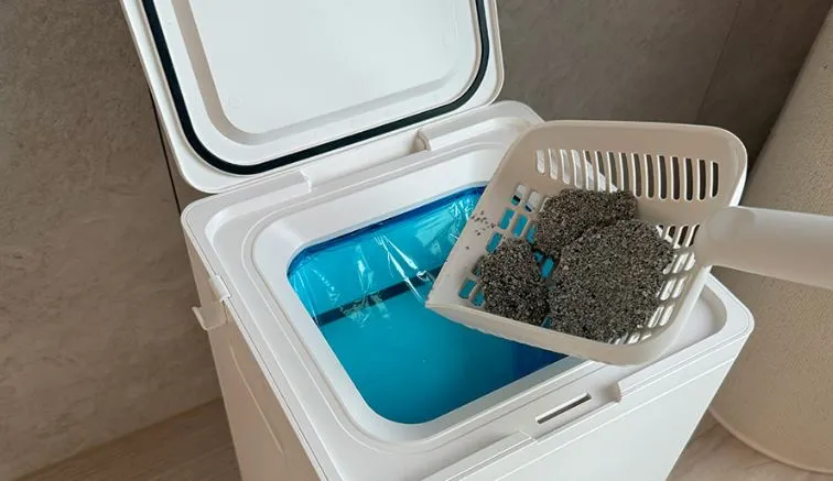 고양이-배변-쓰레기통-페스룸-리터프로-모래버리는-모습