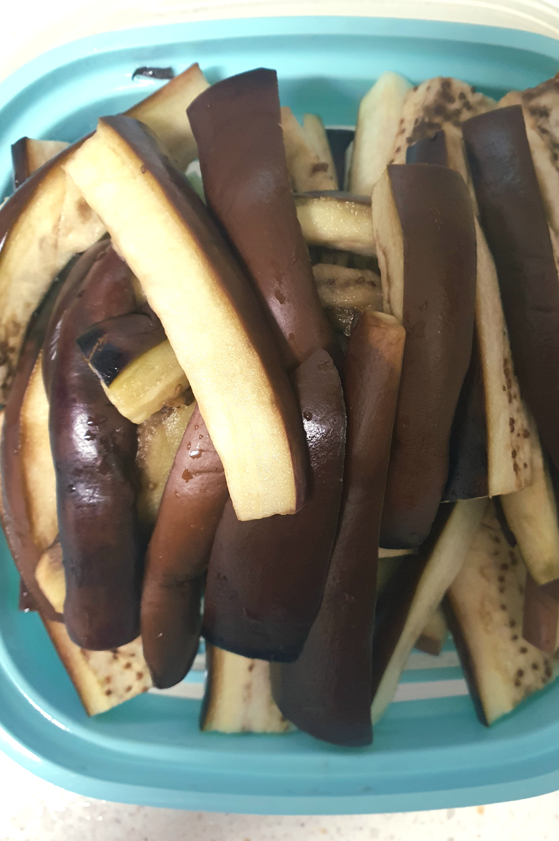 가지를-찐-후-물기를-짭니다.