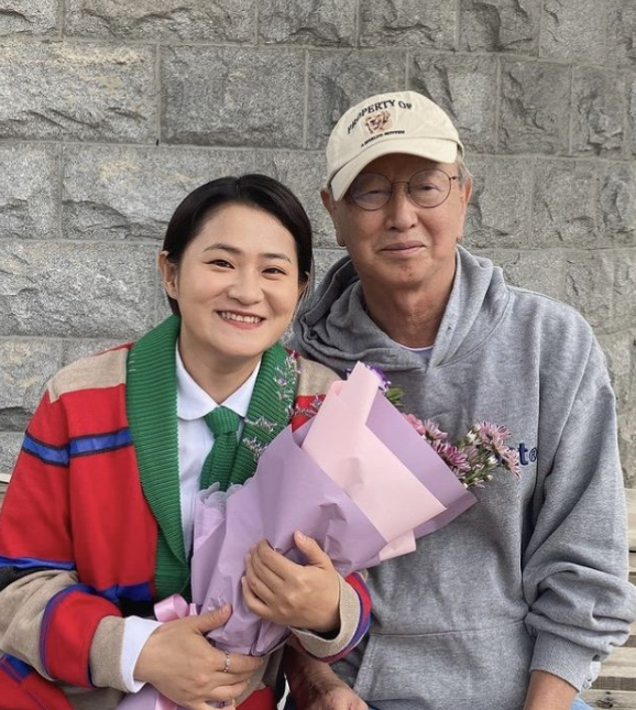 코미디의 거장 전유성 후배들과 함께 웃음을 나누는 전유성 사진