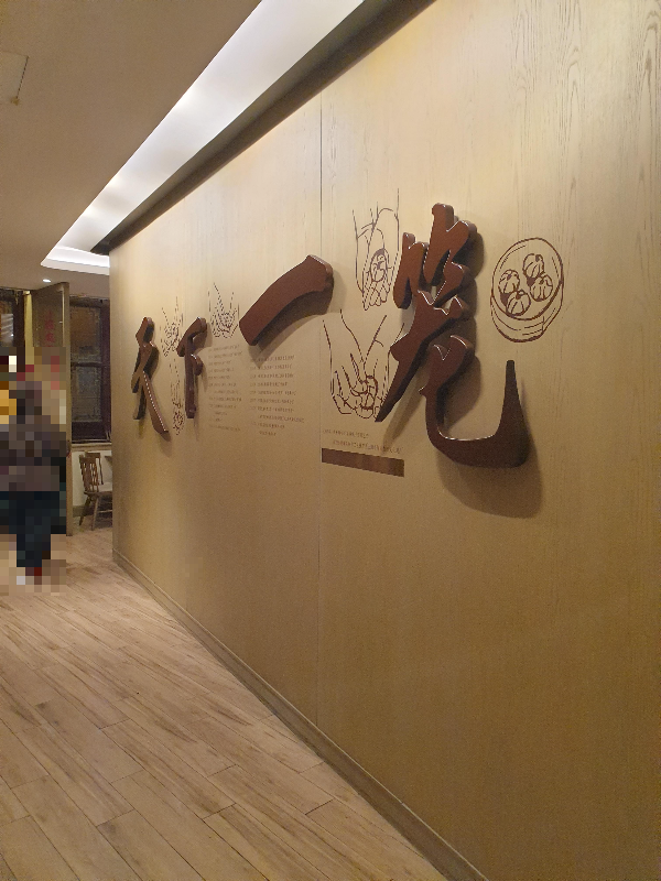 자리를 안내받아 가는 곳. 긴 복도를 거친다.