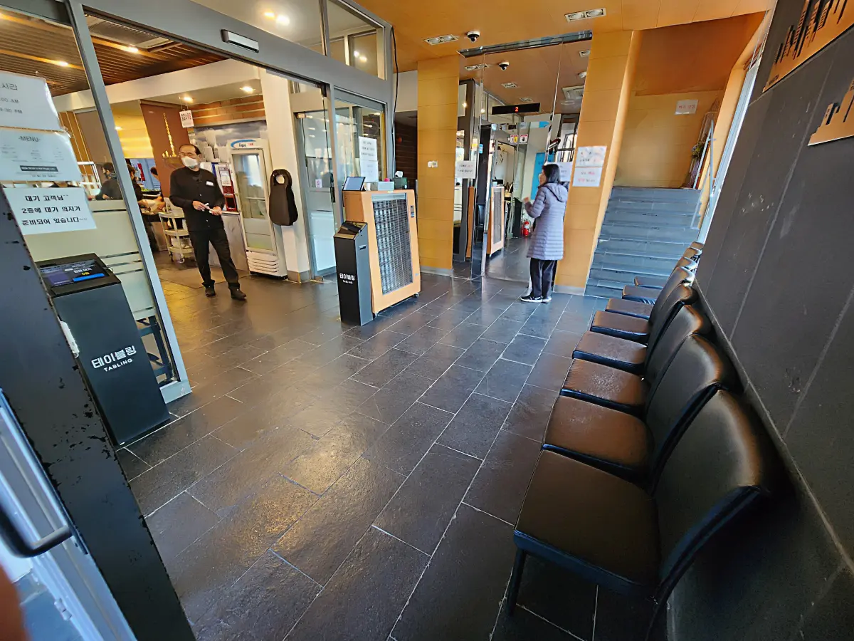 동촌샤브칼국수-일산-본점-매장-입구-웨이팅-대기석