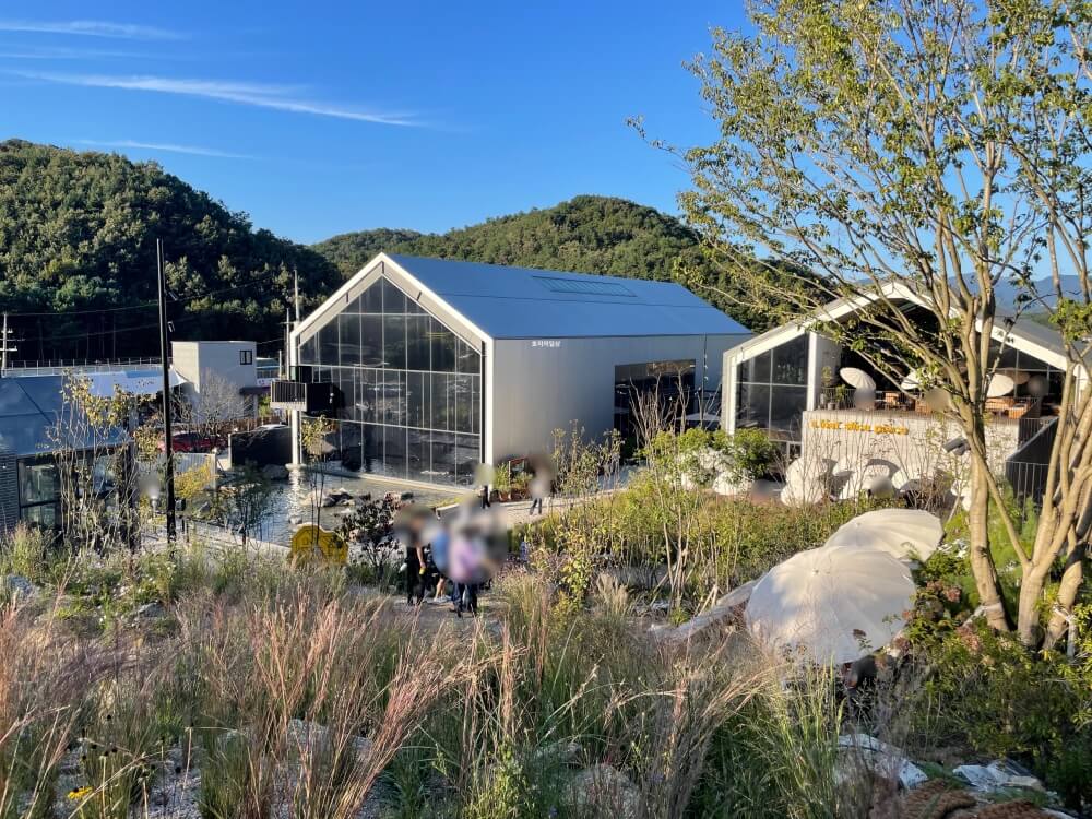 카페 어 로프 슬라이스 피스 - 언덕에서 내려다 본 카페