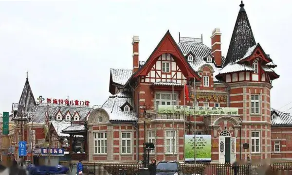 옛-러시아-건축물과-현대적인-중국-간판이-조화를-이뤄-독특한-풍경을-선사하는-눈-내린-러시아-거리