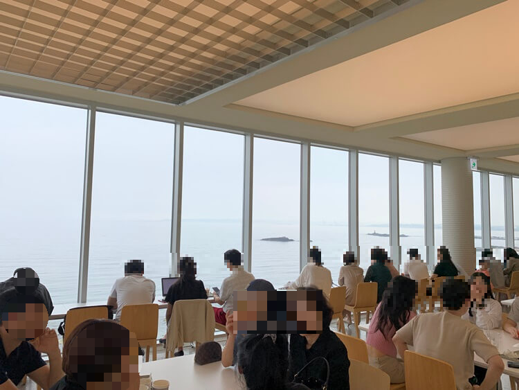 3층 창문가 자리