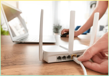 라우터의 선을 관리하고 있는 손 사진.