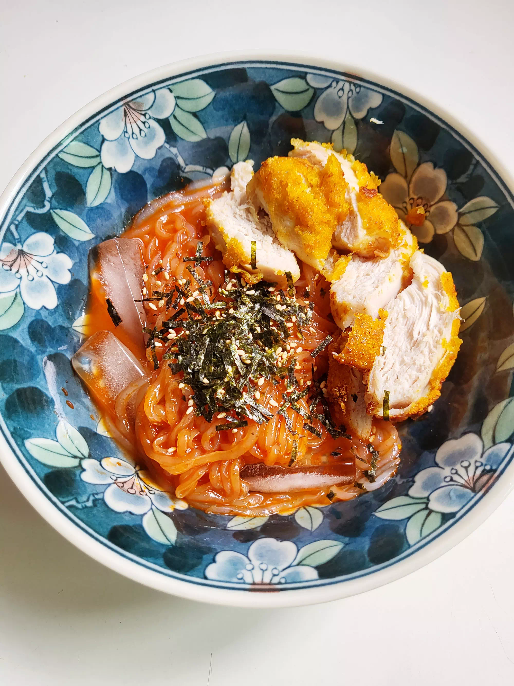 얼음과 닭가슴살과 함께 차려진 곤약면