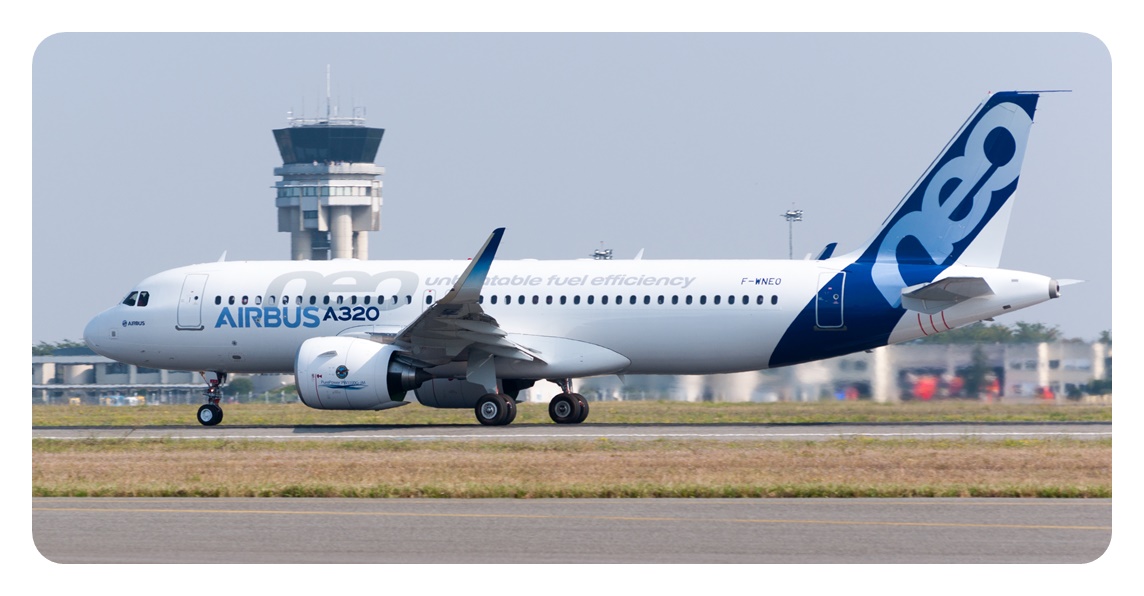 Airbus A320neo 여객기가 비행하는 모습을 찍은 사진