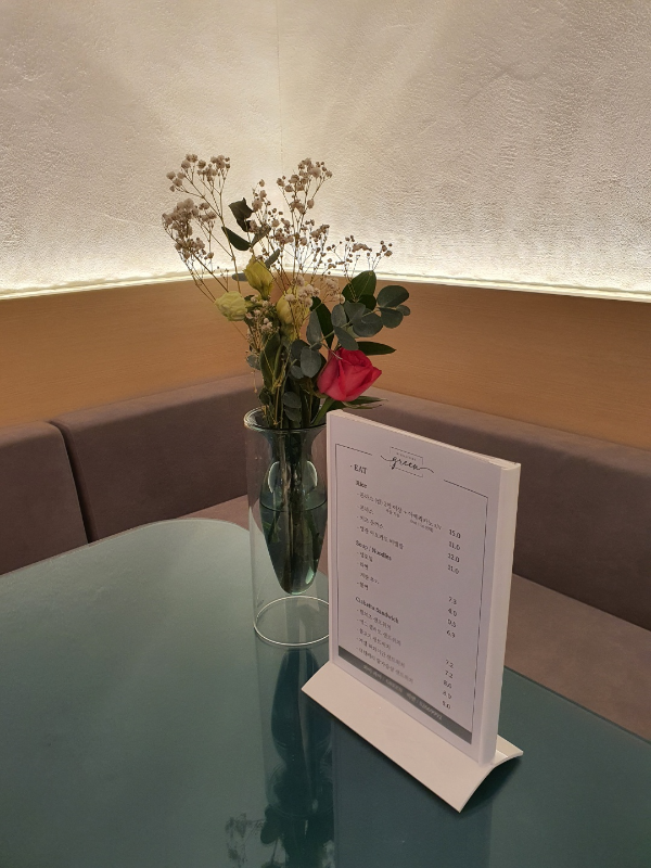 테이블 마다 화병