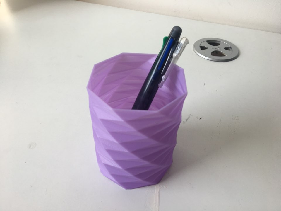 완성된 보라색 3D프린터 연필꽂이에 볼펜이 꽂혀 있는 모습
