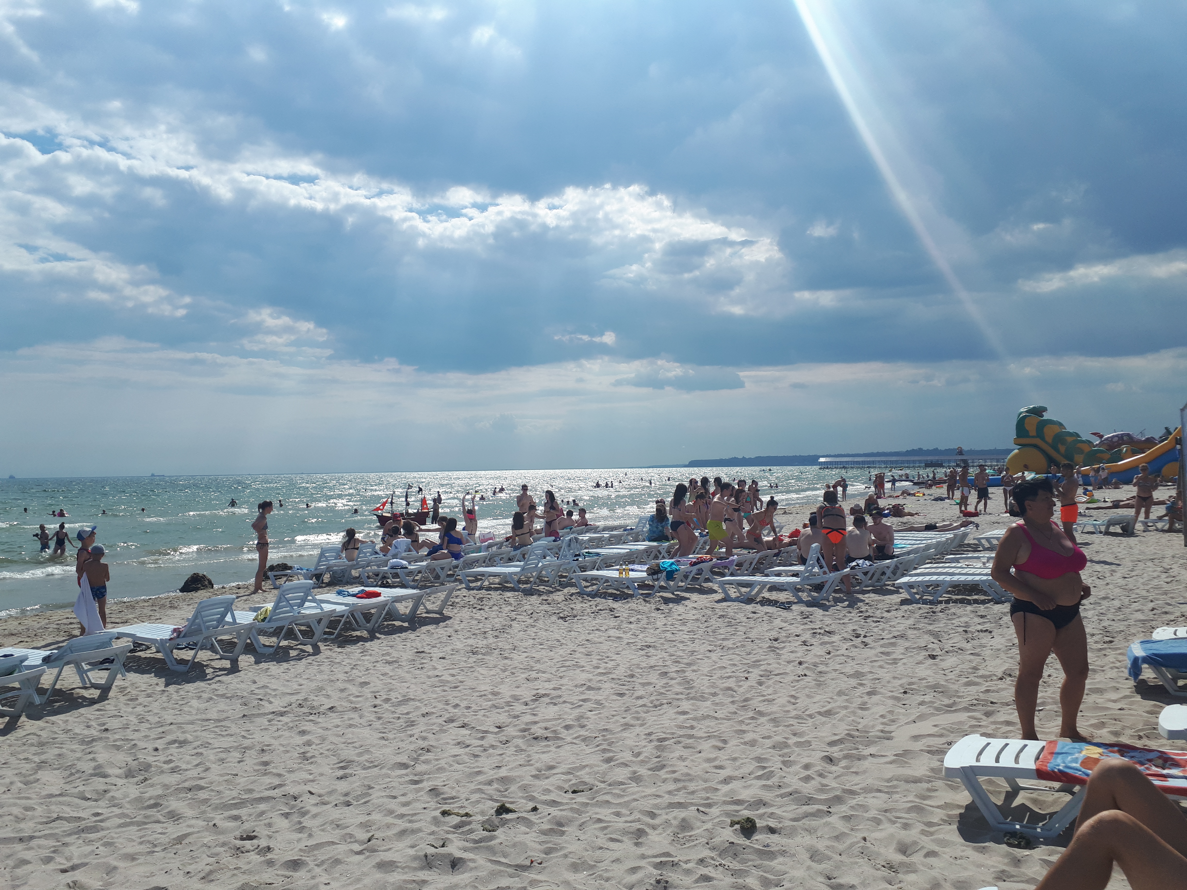 우크라이나 코블레보 해변의 많은 사람들