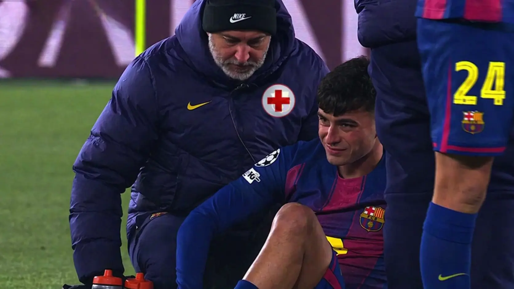 페드리가 경기 중 햄스트링 부상으로 고통스러워하는 모습