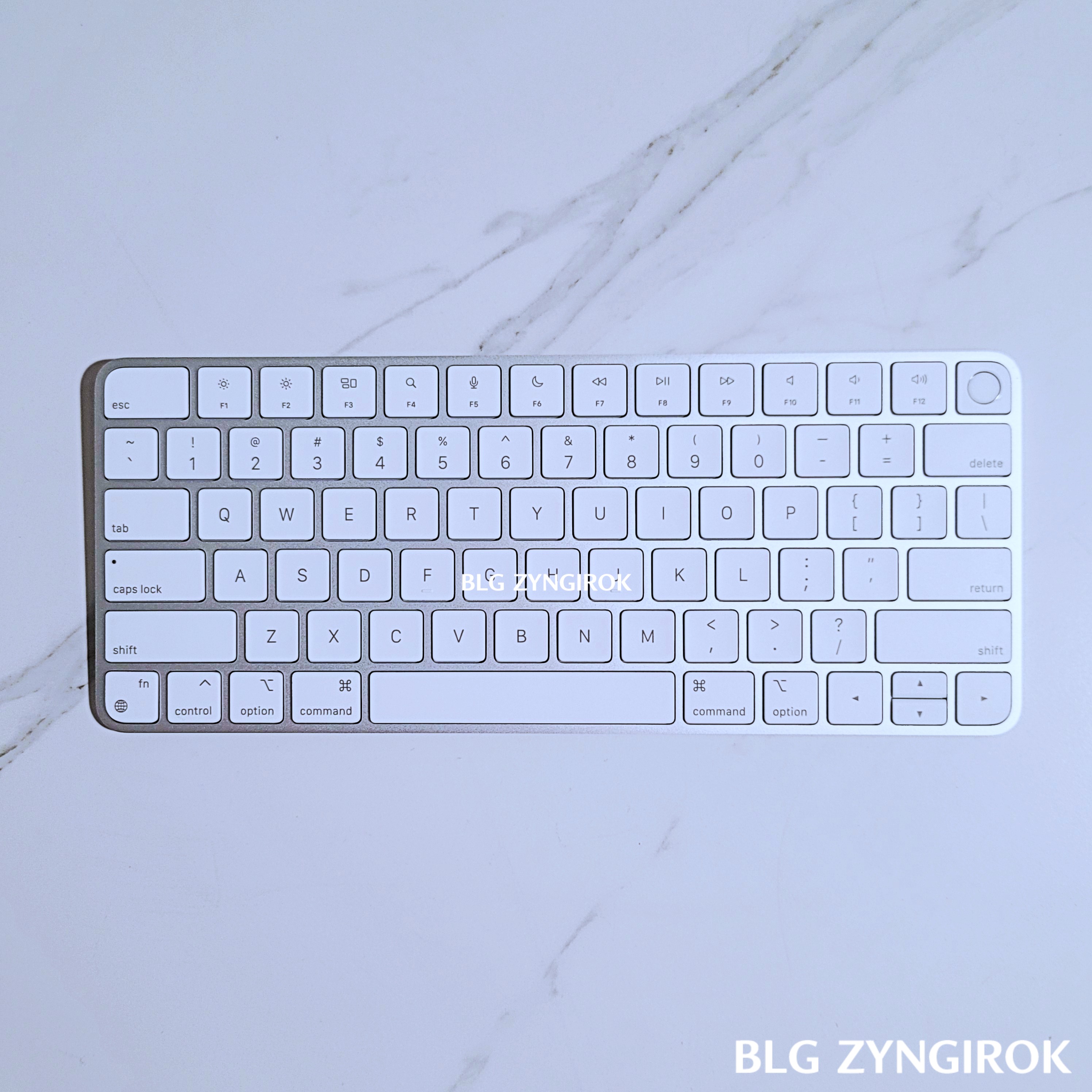 매직 키보드가 테이블 위에 놓여있다.