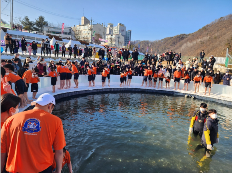 산천어 맨손 잡기