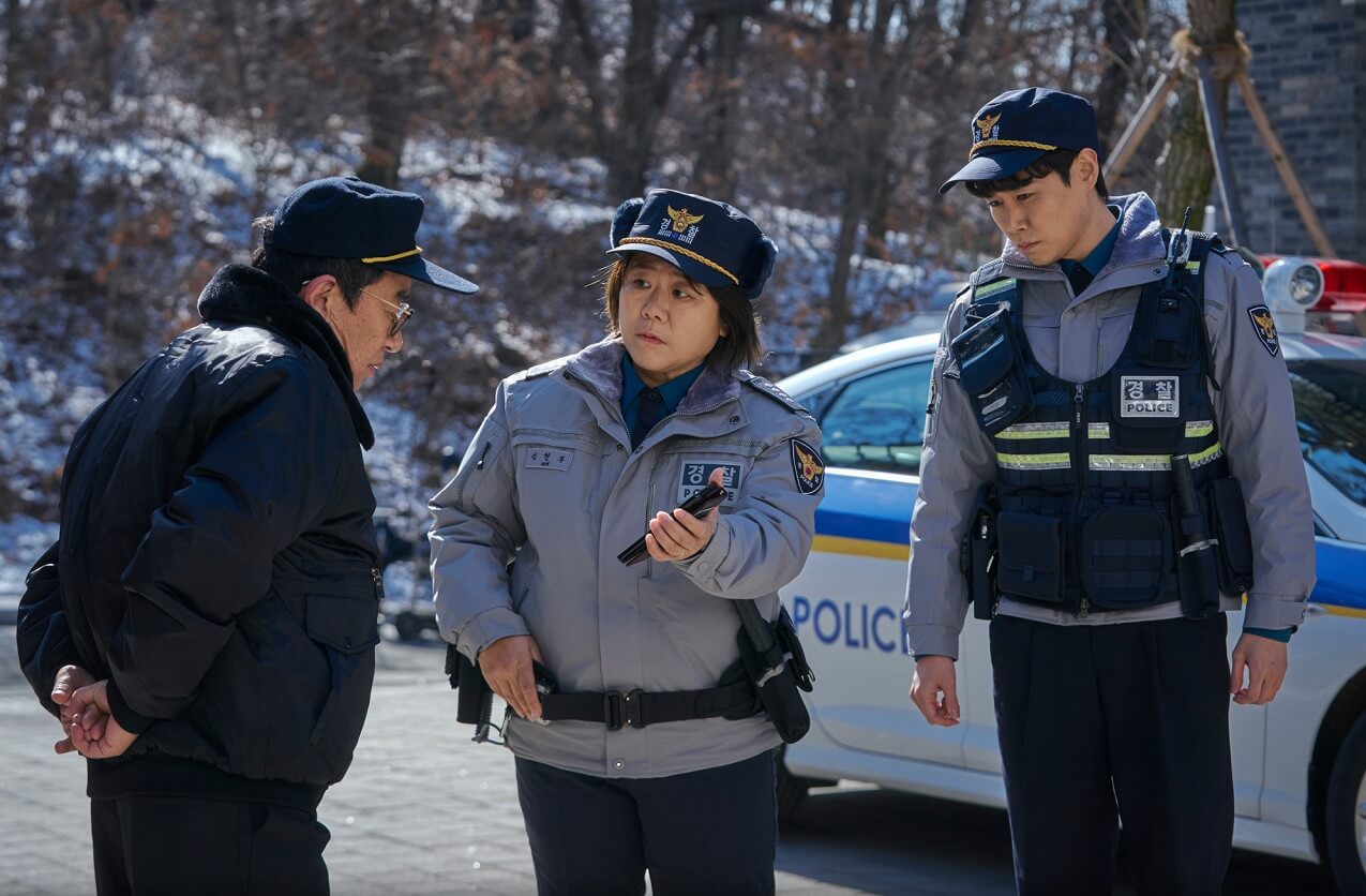 하얀 차를 탄 여자