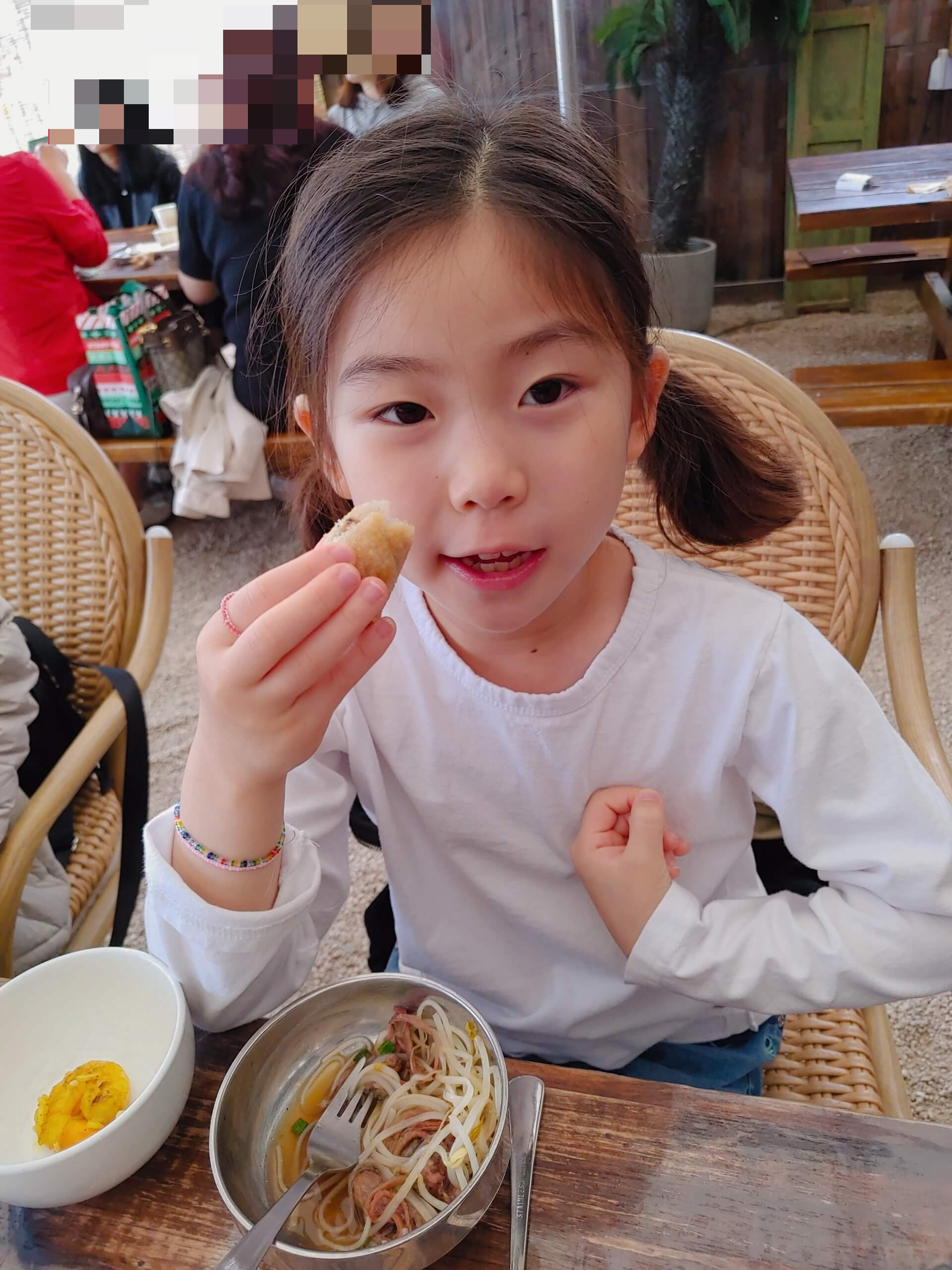 송정_어밤부_메뉴_스프링롤을_먹는_딸