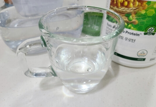 컵에 담긴 물 사진