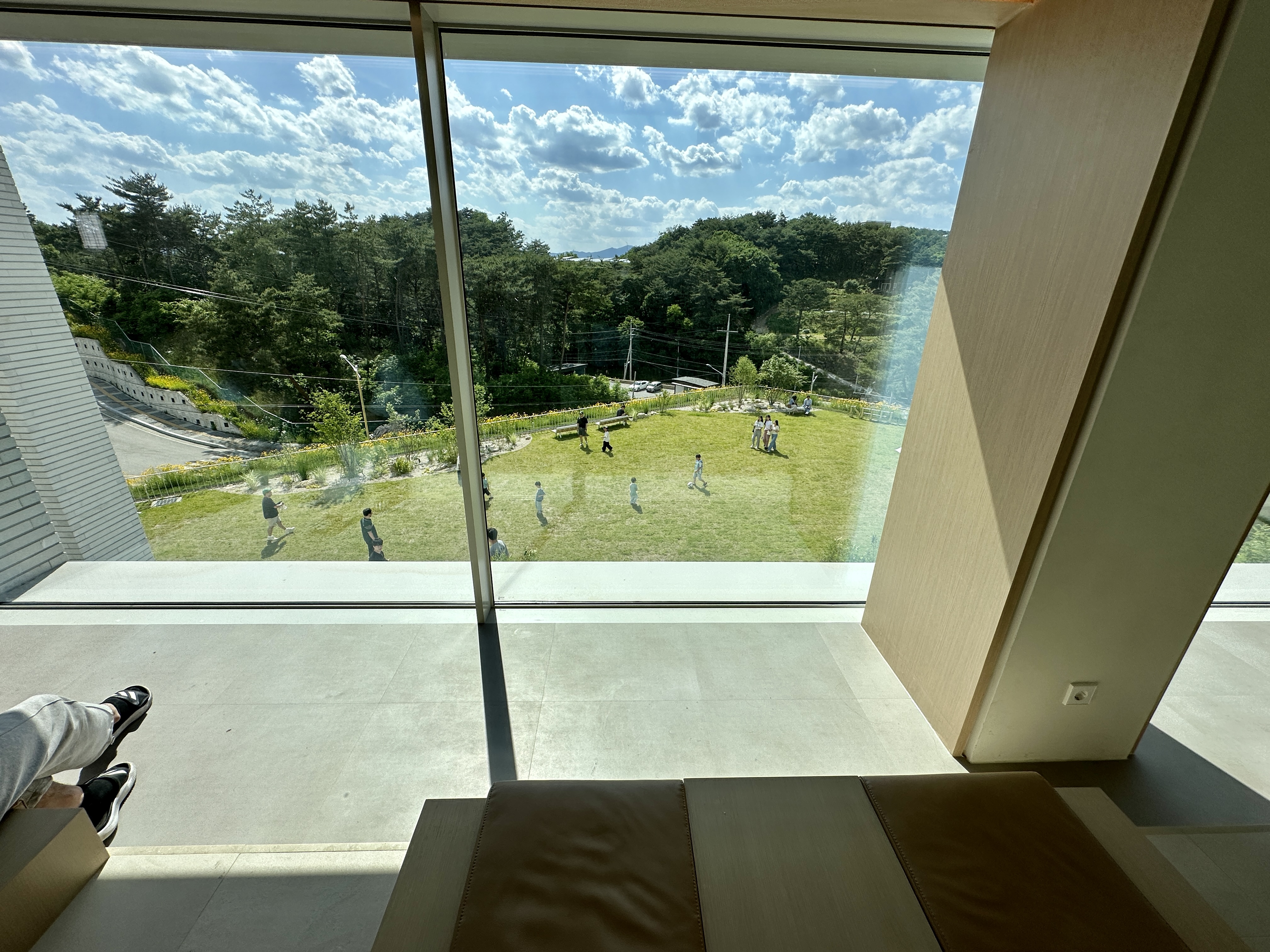 춘천 손흥민 카페 인필드 INFEELD 2층 창가자리