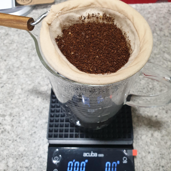 융 드리퍼에 대한 모든 것: 융 드리퍼 사용 방법, 핫 커피 및 아이스커피 레시피_융 드리퍼 내 커피 담기