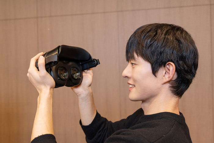 5000PPI급 RGB 올레도스가 들어간 헤드셋 데모제품.