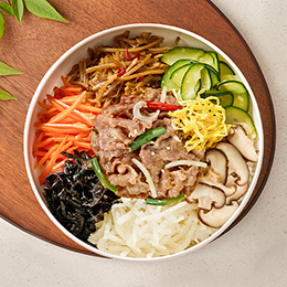 호박볶음, 무생채, 고사리, 표고버섯, 돼지고기 등을 밥 위에 얹어 가지런하게 담은 한국의 대표 음식 비빔밥 이미지