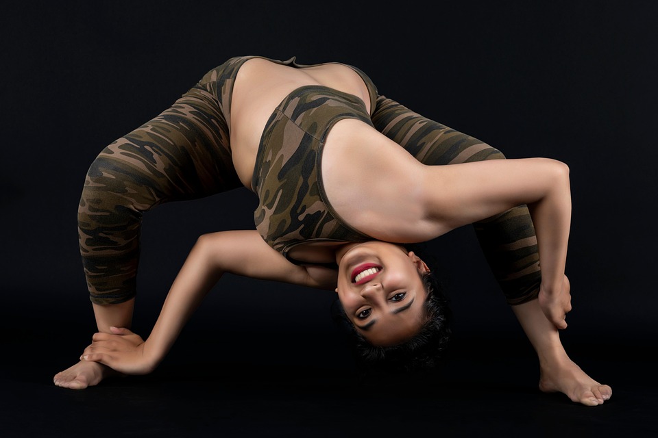 아사나 아크로 요가 자세