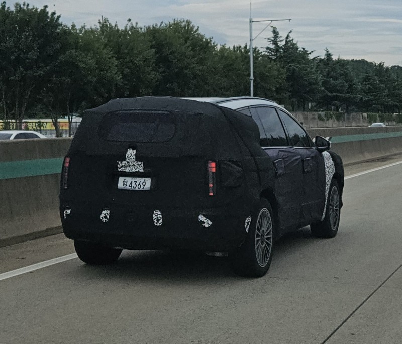 현대자동차가 개발 중인 3열 전기 SUV '아이오닉 7(IONIQ 7)' 테스트카가 새롭게 포착됐다.