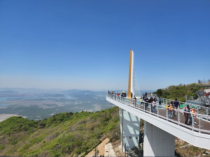 스카이워크에서 내려보는 산과 바다
