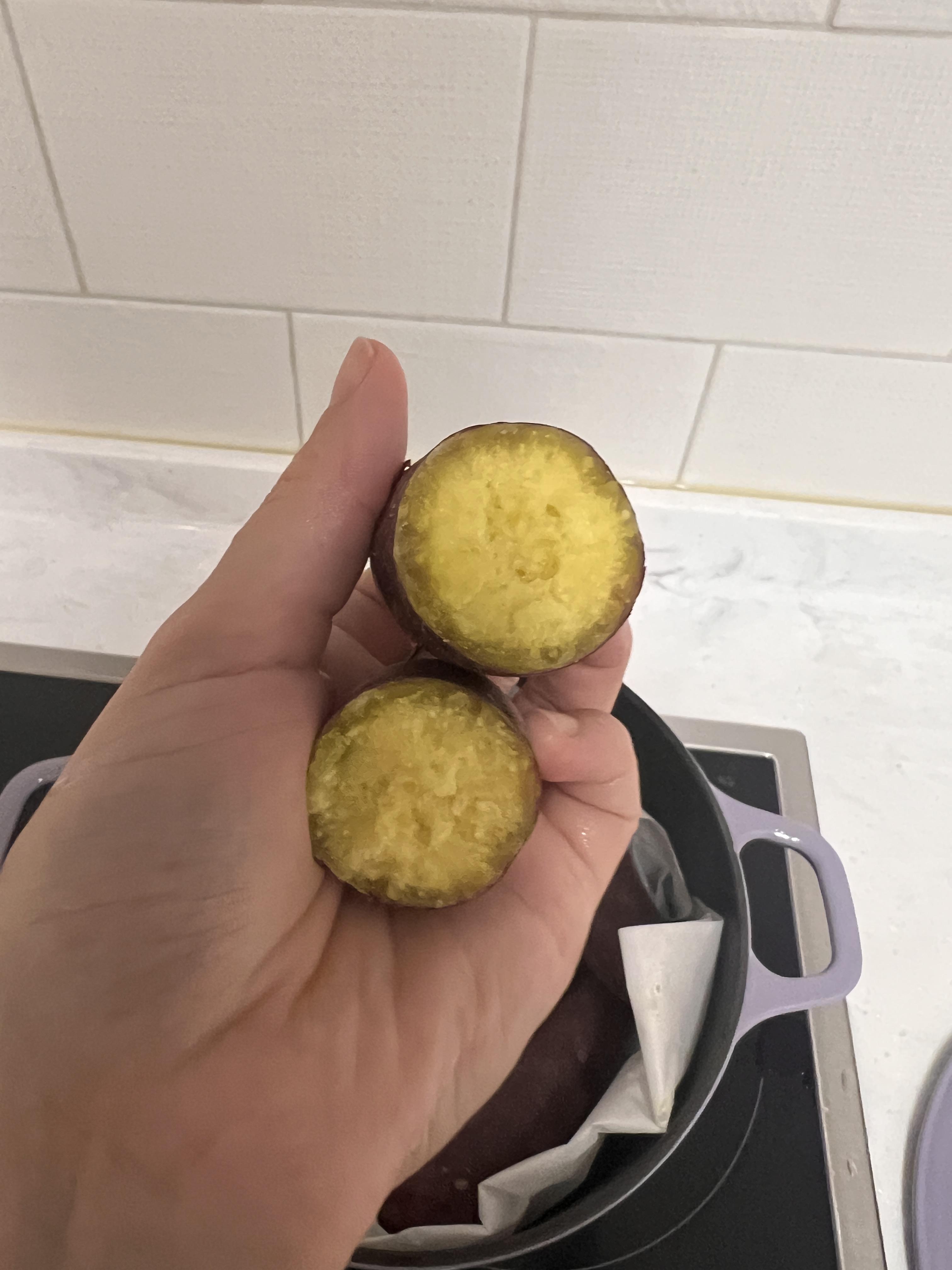 잘 쪄진 고구마와 무쇠솥