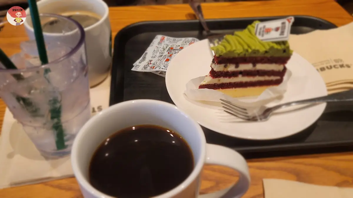 명동중앙로점-스타벅스-월리-마차 -가나슈-케이크와-아메리카노-두잔과-아이스워터-한잔