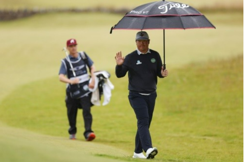 제네시스 스코티스 오픈 3라운드 경기 홀 이동 중 갤러리들에게 인사를 건내주고 있는 임성재