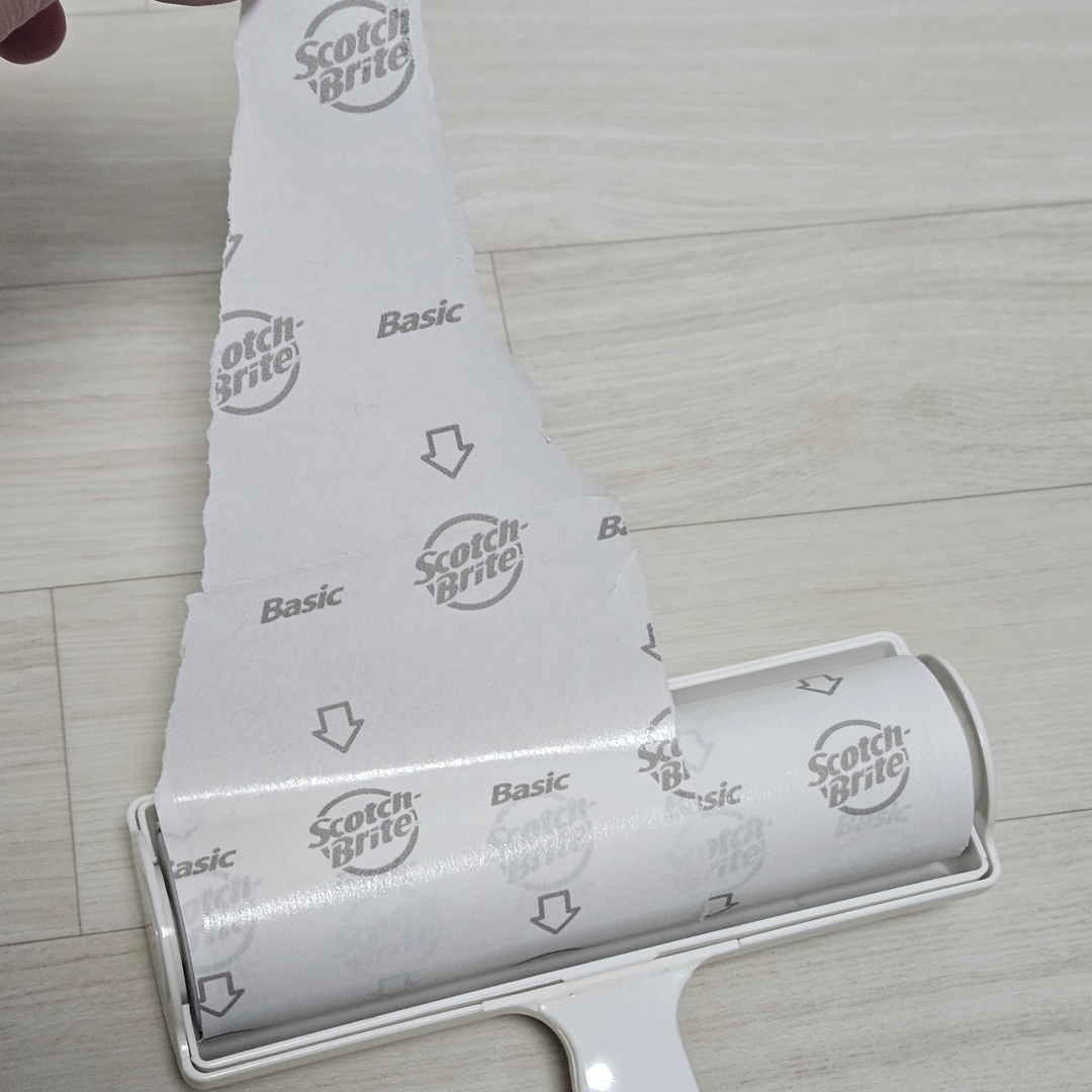 직선형 롤클리너 사용 후 제대로 뜯기지 않고 이상하게 뜯긴 돌돌이 리필 모습