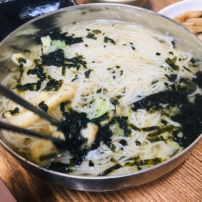 잔칫집의 잔치국수를 찍은 사진입니다.