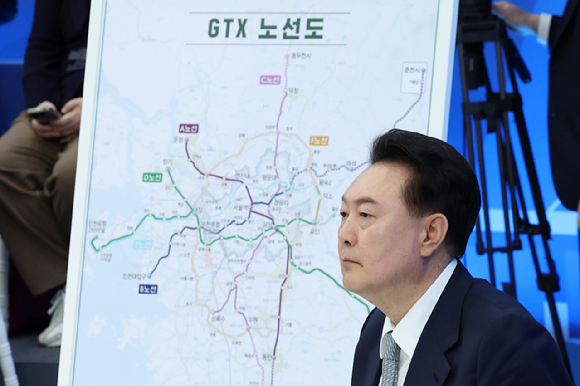 윤석열 대통령이 7일 인천광역시청에서 대한민국 관문도시, 세계로 뻗어가는 인천을 주제로 열린 열여덟 번째 국민과 함께하는 민생토론회에서 박상우 국토교통부 장관과 강도형 해양수산부 장관의 항공&middot;해운&middot;물류산업 발전방안 발표를 경청하고 있다. 2024.03.07. [사진=뉴시스]