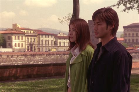 냉정과 열정 사이 영화의 주인공이 피렌체 공원에서 나란히 서있는 한 장면