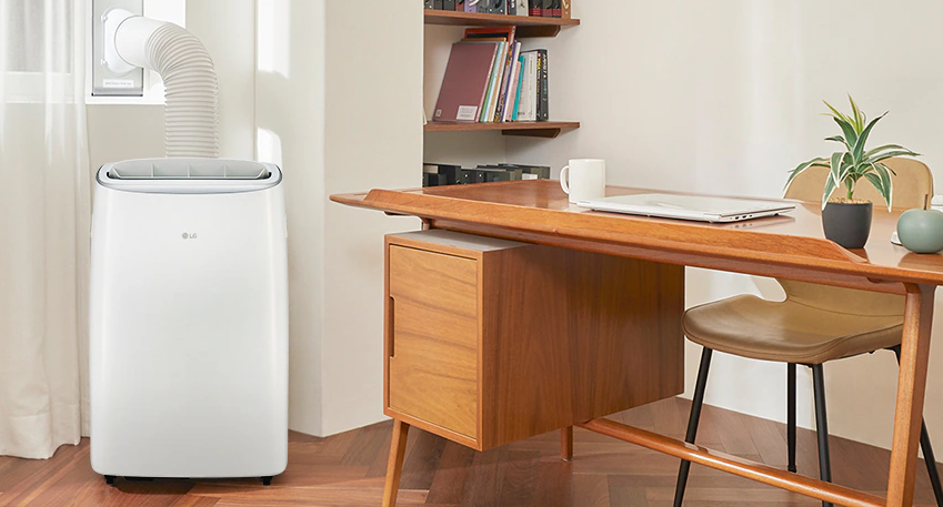 책상과 이동식 에어컨 사진