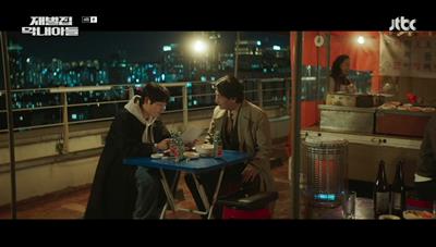 포장마차에서 소주를 마시고 있는 오세현과 진도준