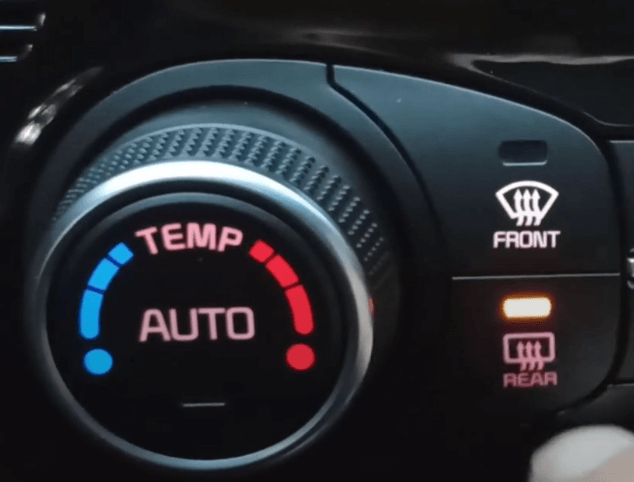 뒷유리 서리 제거 버튼으로 사이드 미러 김서림 제거