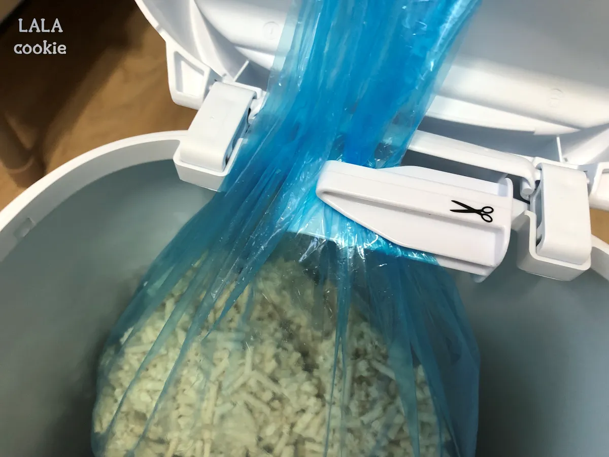 고양이-배변-쓰레기통-추천-리터락커-후기-안전-커터날-사용하는-모습