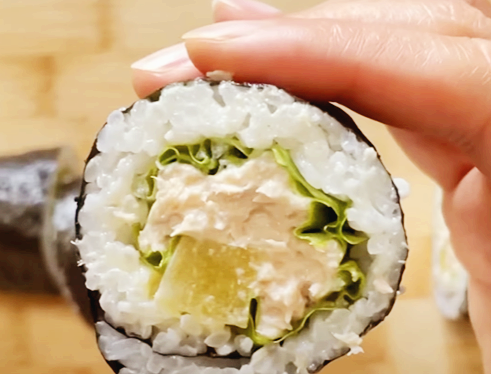 참치마요 김밥 단면