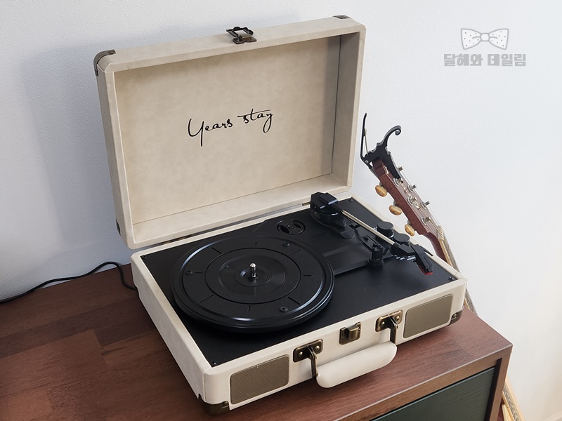 턴테이블 뚜껑 개방한 모습