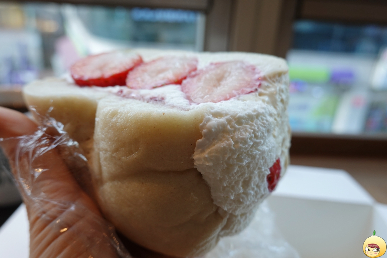 딸기바닐라 샌드베이글 빵에 집중