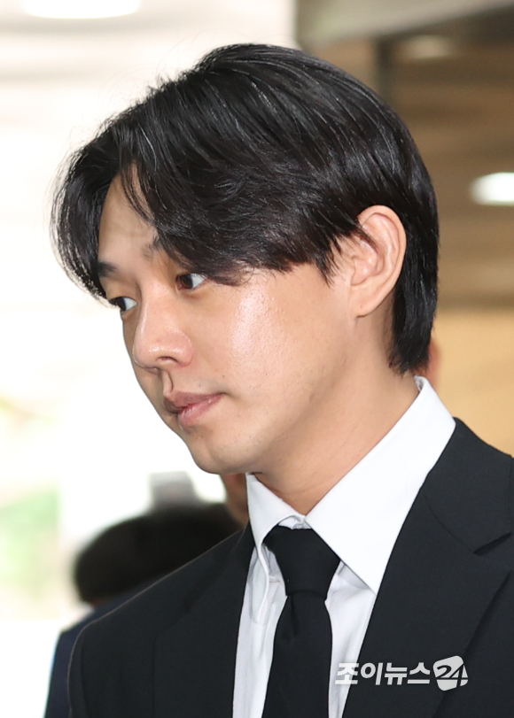 &#39;상습 마약 투약&#39; 혐의를 받는 배우 유아인(38·본명 엄홍식)이 24일 오전 서울중앙지방법원에 구속 전 피의자 심문(영장실질심사)을 받기위해 입장하고 있다. [사진=정소희 기자]