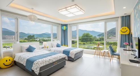 가족용 리조트 객실 내부&amp;#44; 두 개의 침대와 창밖 풍경