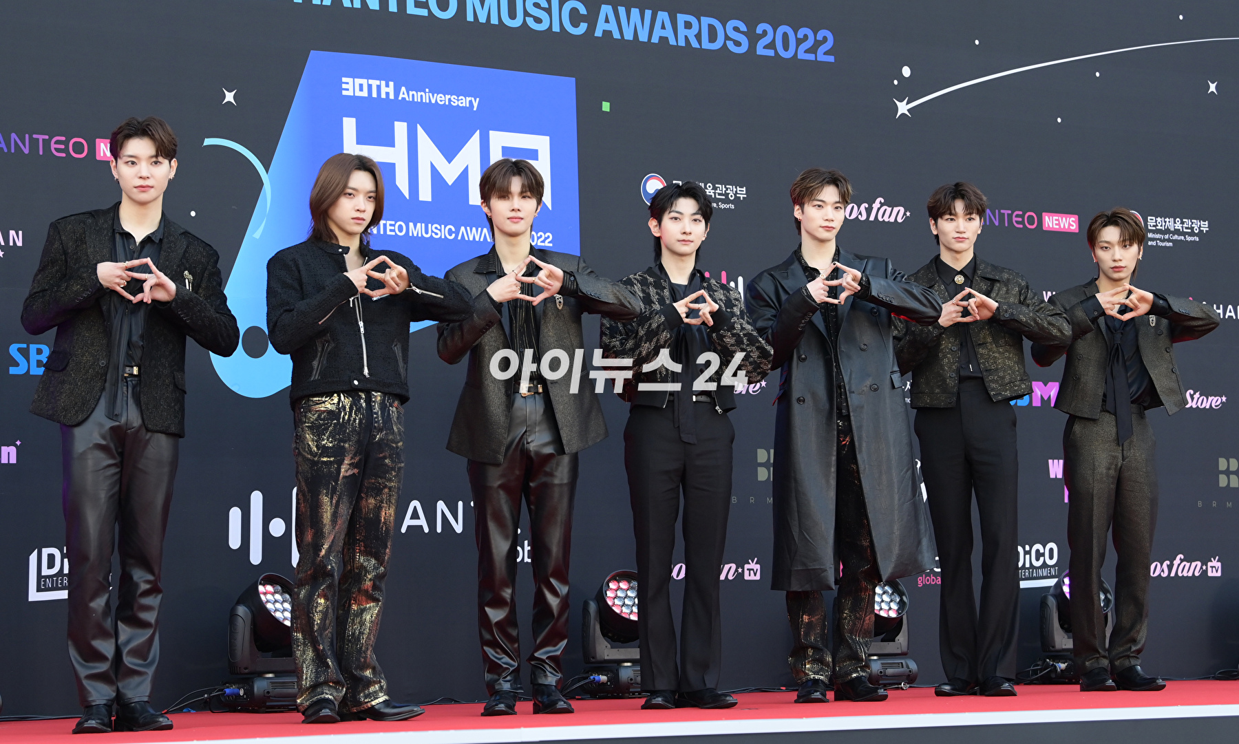 그룹 블리처스가 10일 오후 서울 송파구 잠실동 잠실 실내체육관에서 열린 한터뮤직어워즈 2022 레드카펫 행사에 참석하고 있다. [사진=정소희 기자]