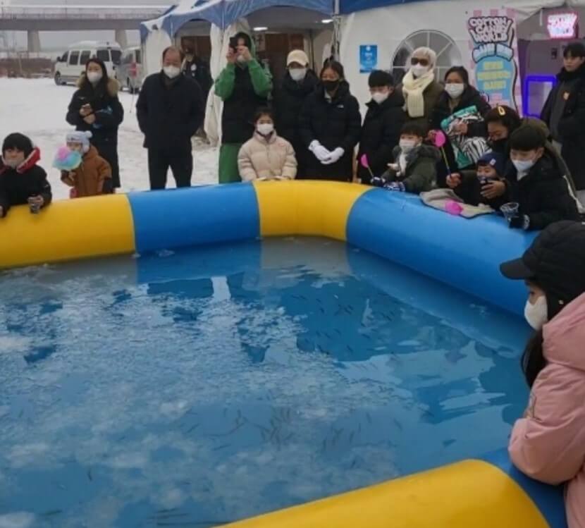 흥미진진 얼음공주, 공주 송어낚시, 썰매 이용권. 공주에서 얼음낚시, 전통썰매 등 얼음 위에서 즐길 수 있는 다양한 놀이를 안전하게 즐길 수 있는 축제가 열립니다.