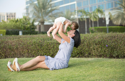 엄마·아빠의 감정이 아기에게 ‘표정 모방’으로 전염되는 과학