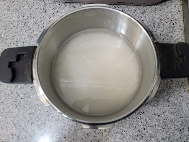 가스&middot;인덕션 겸용 압력솥에 불린 쌀과 물 비율 모습