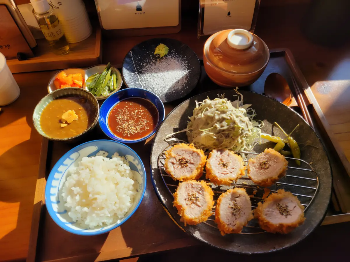 일산-백석동-카츠오젠-히레카츠-안심-부드러운-식감-풍부한-육즙-돼지안심-돈까스-카레-양배추-샐러드-깍두기-명이나물-산고추절임-생와사비-한상