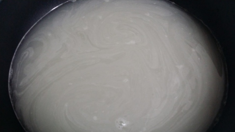 쌀을 씻고 남은 쌀뜨물을 그릇에 담아두고 위에서 확대를 하여 찍은 사진